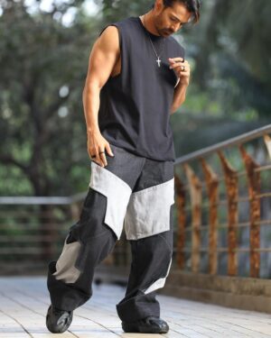 Harshvardhan Rane Instagram - Dange in 7 days in theatre 🎥
HMU - @juveria_k 
Jeans - @siddhantagrawallabel
Accessories - @thebrocode.in 
Style By - @gopikagulwadi 
With - @priyankaa.a_91