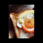 Haruma Miura Instagram – いつかの朝食🍳🍞
フライパンに輪切りにしたパプリカ置いて、その中心に卵落としただけ、あ、皆さん知ってましたか？　白身の部分に塩を振ると早く火が通るから
キミの部分は半熟のまま、焼き上がりやすい！って　キミはとろーりと食べられるし、面白いからやってみて！

#これ
#パプリカ
#輪切り
#じゃないじゃん　ってね 
笑
黄色と、赤のパプリカ

#おうち時間 #おうちごはん