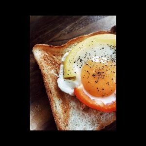 Haruma Miura Instagram - いつかの朝食🍳🍞
フライパンに輪切りにしたパプリカ置いて、その中心に卵落としただけ、あ、皆さん知ってましたか？　白身の部分に塩を振ると早く火が通るから
キミの部分は半熟のまま、焼き上がりやすい！って　キミはとろーりと食べられるし、面白いからやってみて！

#これ
#パプリカ
#輪切り
#じゃないじゃん　ってね 
笑
黄色と、赤のパプリカ

#おうち時間 #おうちごはん