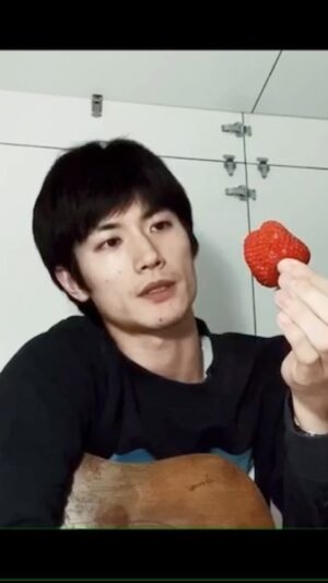 Haruma Miura Instagram - 皆様、日曜日どうお過ごしでしょうか？

JUJU さんから回して頂いた　#うたつなぎ
遅くなりすみません。

どなたに繋ぐか悩みに悩んだ結果…おこがましいとは思いましたが、北川悠仁さん @yujin_kitagawa  にお願いをさせていただきました🙇🍀 とても光栄です🙌　　悠仁さんおねがいします☺️
