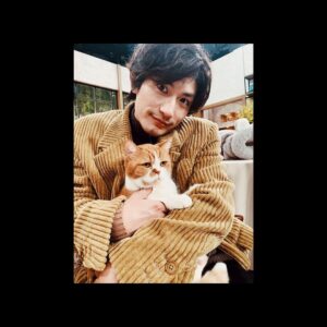 Haruma Miura Instagram - 前々から共演したかった、猫の #春馬 くん！
今夜、待望の共演✨🐈
最高の時間でした。また会いたい。
今日のNHK 【世界はほしいモノにあふれてる】は冬のほっこりスペシャル！　様々なほっこりをたっぷりお届けする1時間。
今夜22:30~です！是非ご覧ください🐎

#せかほし
#ふてにゃん
#ダブル春馬