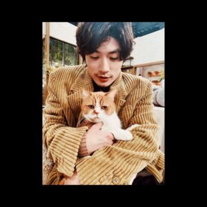 Haruma Miura Instagram - 前々から共演したかった、猫の #春馬 くん！
今夜、待望の共演✨🐈
最高の時間でした。また会いたい。
今日のNHK 【世界はほしいモノにあふれてる】は冬のほっこりスペシャル！　様々なほっこりをたっぷりお届けする1時間。
今夜22:30~です！是非ご覧ください🐎

#せかほし
#ふてにゃん
#ダブル春馬