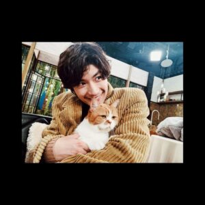 Haruma Miura Instagram - 前々から共演したかった、猫の #春馬 くん！
今夜、待望の共演✨🐈
最高の時間でした。また会いたい。
今日のNHK 【世界はほしいモノにあふれてる】は冬のほっこりスペシャル！　様々なほっこりをたっぷりお届けする1時間。
今夜22:30~です！是非ご覧ください🐎

#せかほし
#ふてにゃん
#ダブル春馬