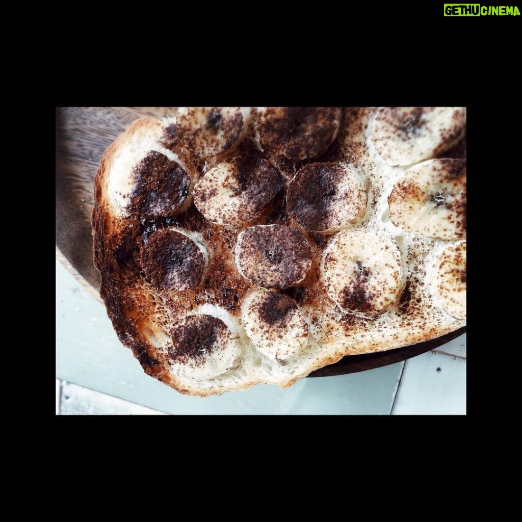 Haruma Miura Instagram - いつかの朝食🍌🍯🍞 焼きバナナに蜂蜜をたっぷりかけて 賞味期限が怪しいココアの粉末をかけました… チェコフレーバーになり旨し。。😋 皆さんのお宅にも使いきれなかった子が出番を待っているんでは無いでしょうか？😗 ———————————————————————— #おうちごはん #おうち時間 #おうちカフェ