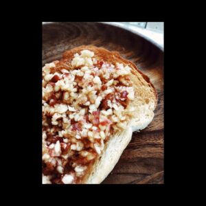 Haruma Miura Instagram - いつかの朝食🍎🍞🍯
りんごはオーブンで温めると

カリウム…
ビタミンE…
食物繊維…

の栄養素がともに倍に膨れ上がるとか
肌の再生機能やお通じの助けに一役かってくれるかも👍

カットしたりんごを200度のオーブンで15分温め、テクスチャーが損なわれない程度にミキサーにかける　キッチンペーパーで水気を搾って、パンに乗せ蜂蜜をかけて出来上がり。⚠️これはスピード勝負でした。熱々のトーストにまだ熱が冷めきらないりんごを乗せて頂くのがベスト！ 💥 #おうちごはんlover #おうち時間 #おうちごはん