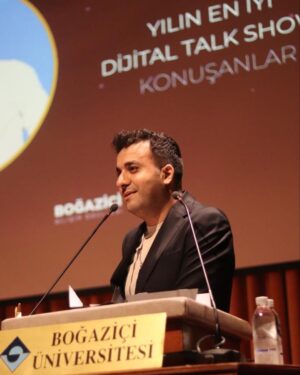 Hasan Can Kaya Instagram - Boğaziçi Üniversitesi öğrencilerine çok teşekkür ederim ❤️ (Sakallarım ve saçlar film çekimleri dolayısıyla gitti. Geri gelecek)