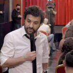 Hasan Can Kaya Instagram - EFSANE BİR SEZON FİNALİYLE küçük bir tatile giriyoruz.. Konuşanlar ,sayenizde Tam 103 Bölümdür (31 Bölüm YouTube, 72 Bölüm Exxen) sürekli daha ileriye giden ivmeyle, rekorlarla taçlanan bir başarıyla devam ediyor 🔥❤️ Her ne kadar ekran başındakiler kadar, hatta daha fazla eğlensem de, yaratıcısı olduğumuz diğer projelerle ilginlenmek ve bir miktar kendimizle ilgilenmek (en azından bir kaç hafta normal uyumak vb :) için küçük bir molaya ihtiyacımız var. YENİ SEZON 1 EYLÜL’DE açılacak.. O zamana kadar en azından küçük bir telafi olur mu bilmem ama YOUTUBE SHOT’da daha önce yayınlamadığımız bölümlerden küçük parçalar yayınlayacağız. SİZİ ÇOK SEVİYORUM ❤️❤️❤️