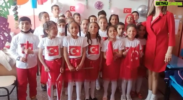 Hasan Can Kaya Instagram - Atatürk’ün tüm dünya çocuklarına armağan ettiği 23 Nisan Ulusal Egemenlik ve Çocuk Bayramımız kutlu olsun. Bitlis Ahlat Fatih İlkokulu’ndaki tüm kardeşlerimi gözlerinden öpüyorum. 😘❤️