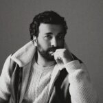 Hasan Can Kaya Instagram - Ben senaryo yazarken, kendim oynayacağımı düşünerek yazmam. Yani yazar Hasan Can, oyuncu Hasan Can’a bu kıyağı geçmez. Eğer bir karakterin sağlamasını yapacaksam, “bunu ben demem” üzerinden değil de hikayenin kendisiyle çelişen bir durum varsa değişiklik yaparım. @hasancankayahck X @magnetquarterly Bu keyifli çekimin detaylarını görmek ve gerçekleştirdiğimiz röportajı okumak için profildeki linke tıklayın. Genel Yayın Yönetmeni/Editor of Chief: @iremsent & @selimcancelik Yayın Direktörü/Publishing Director: @ebubekir.elkatmis Fotoğraf/Photography: @onur_esiyok Fotoğraf Asistanları/Photography Assistants: @ramazansntrkk, @mary.syva Styling: @ernyuce Saç - Makyaj / Hair Make-Up: @onurbayramofficial Prodüksiyon/Production: @mugesarioglu Yapım: @nulookofficial @hackcreativeyapim İletişim: @bernaylafemiletisim #MagnetQuarterly #HasanCanKaya