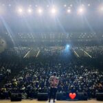 Hasan Can Kaya Instagram - Sadece 4 gün içinde 6 oyun, Malatya (Matine Suare), Diyarbakır, Van (Matine Suare), Mersin.. Biletleri ilk günden bitiren, birlikte gülmekten yorulduğumuz (ne güzeldir gülmekten yorulmak) 10 BİN güzel insan, seyircim, sınıf arkadaşım, muhabbet yoldaşıma var oldukları için çok teşekkür ederim ❤️ Negatif atmosfere inat güldükçe çoğalmaya devam 😘