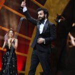 Hasan Can Kaya Instagram - Güldükçe ödülleri de çoğalttık 😉 Oy veren herkese çok teşekkürler😘#altinkelebek