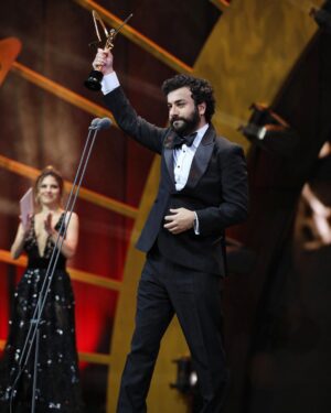 Hasan Can Kaya Instagram - Güldükçe ödülleri de çoğalttık 😉 
Oy veren herkese çok teşekkürler😘#altinkelebek
