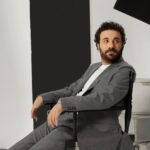 Hasan Can Kaya Instagram - Anlatıcılık, anlattığınız hikayenin ne olduğundan çok nasıl anlattığınızla ilgilidir. Özünde çok önemli ve büyük bir olayı çok sıkıcı anlatanları da tam tersine çok basit, anlatılmaya değer bulmadığınız bir olayı enfes anlatan insanları da görmüşsünüzdür. @hasancankayahck X @magnetquarterly Bu keyifli çekimin detaylarını görmek ve gerçekleştirdiğimiz röportajı okumak için profildeki linke tıklayın. Genel Yayın Yönetmeni/Editor of Chief: @iremsent & @selimcancelik Yayın Direktörü/Publishing Director: @ebubekir.elkatmis Fotoğraf/Photography: @onur_esiyok Fotoğraf Asistanları/Photography Assistants: @ramazansntrkk, @mary.syva Styling: @ernyuce Saç - Makyaj / Hair Make-Up: @onurbayramofficial Prodüksiyon/Production: @mugesarioglu Yapım: @nulookofficial @hackcreativeyapim İletişim: @bernaylafemiletisim #MagnetQuarterly #HasanCanKaya