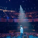 Hasan Can Kaya Instagram - Londra’yı da yıktık 🔥 Daha önce biletleri çıkar çıkmaz tükenen O2 Indigo’daki oyunumuzda birlikte çıldırdığımız herkese çok teşekkür ederim. Sizi çok seviyorum ❤️