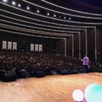 Hasan Can Kaya Instagram - Yine efsane bir akşam oldu…Son 10 günde 8 oyun, binlerce seyirci, yoldaş, arkadaş.. Teşekkürler Eskişehir.. Yarın (16 Aralık) doğum günüm ve kutlama yerine yine sahnede olacağım.. Yani en mutlu olduğum yerde.. İyi ki doğmuşum :) İyi ki mizahçı olmuşum.. İyi ki gülmüşüz, gülen milyonlara dönüşmüşüz.. Sizi çok seviyorum❤️ Eskisehir, Turkey