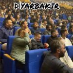 Hasan Can Kaya Instagram - Sadece 4 gün içinde 6 oyun, Malatya (Matine Suare), Diyarbakır, Van (Matine Suare), Mersin.. Biletleri ilk günden bitiren, birlikte gülmekten yorulduğumuz (ne güzeldir gülmekten yorulmak) 10 BİN güzel insan, seyircim, sınıf arkadaşım, muhabbet yoldaşıma var oldukları için çok teşekkür ederim ❤️ Negatif atmosfere inat güldükçe çoğalmaya devam 😘