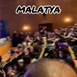 Hasan Can Kaya Instagram - Sadece 4 gün içinde 6 oyun, Malatya (Matine Suare), Diyarbakır, Van (Matine Suare), Mersin.. Biletleri ilk günden bitiren, birlikte gülmekten yorulduğumuz (ne güzeldir gülmekten yorulmak) 10 BİN güzel insan, seyircim, sınıf arkadaşım, muhabbet yoldaşıma var oldukları için çok teşekkür ederim ❤️ Negatif atmosfere inat güldükçe çoğalmaya devam 😘