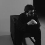 Hasan Can Kaya Instagram - "Genel olarak hiçbir şeyin ‘en’i olmakla ilgilenmiyorum. Çünkü başkalarını ölçü alarak oluşan motivasyon, üretmenin ruhuna ters. Bu tip şeyleri düşünmeden çalışırsanız, saydığınız sıfatları insanlar o zaman size yakıştırmaya başlıyor." 27 Ekim'de vizyona girecek filmi Çok Aşk öncesi Hasan Can Kaya GQ HYPE'ta. Röportajın devamı profildeki link'te. Video: @zobunus Video Asistanı: İlayda Aşık @ilydas