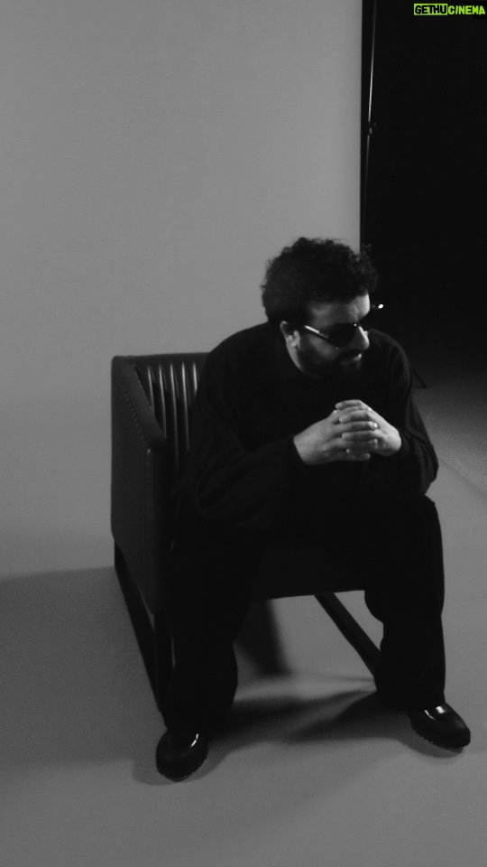 Hasan Can Kaya Instagram - "Genel olarak hiçbir şeyin ‘en’i olmakla ilgilenmiyorum. Çünkü başkalarını ölçü alarak oluşan motivasyon, üretmenin ruhuna ters. Bu tip şeyleri düşünmeden çalışırsanız, saydığınız sıfatları insanlar o zaman size yakıştırmaya başlıyor." 27 Ekim'de vizyona girecek filmi Çok Aşk öncesi Hasan Can Kaya GQ HYPE'ta. Röportajın devamı profildeki link'te. Video: @zobunus Video Asistanı: İlayda Aşık @ilydas
