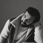 Hasan Can Kaya Instagram - Ben senaryo yazarken, kendim oynayacağımı düşünerek yazmam. Yani yazar Hasan Can, oyuncu Hasan Can’a bu kıyağı geçmez. Eğer bir karakterin sağlamasını yapacaksam, “bunu ben demem” üzerinden değil de hikayenin kendisiyle çelişen bir durum varsa değişiklik yaparım. @hasancankayahck X @magnetquarterly Bu keyifli çekimin detaylarını görmek ve gerçekleştirdiğimiz röportajı okumak için profildeki linke tıklayın. Genel Yayın Yönetmeni/Editor of Chief: @iremsent & @selimcancelik Yayın Direktörü/Publishing Director: @ebubekir.elkatmis Fotoğraf/Photography: @onur_esiyok Fotoğraf Asistanları/Photography Assistants: @ramazansntrkk, @mary.syva Styling: @ernyuce Saç - Makyaj / Hair Make-Up: @onurbayramofficial Prodüksiyon/Production: @mugesarioglu Yapım: @nulookofficial @hackcreativeyapim İletişim: @bernaylafemiletisim #MagnetQuarterly #HasanCanKaya