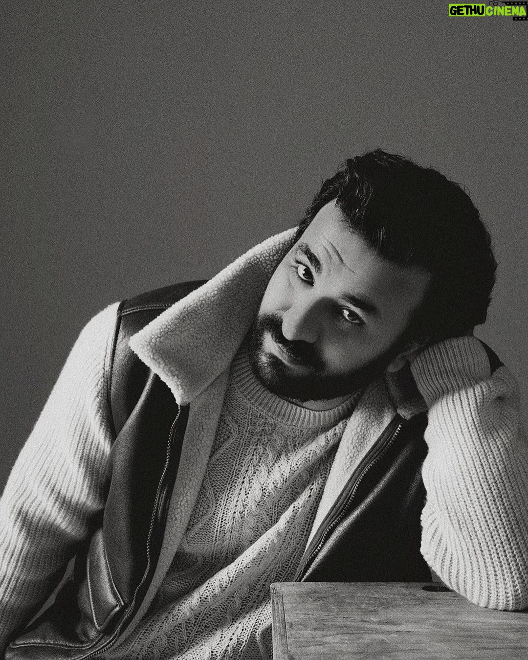 Hasan Can Kaya Instagram - Ben senaryo yazarken, kendim oynayacağımı düşünerek yazmam. Yani yazar Hasan Can, oyuncu Hasan Can’a bu kıyağı geçmez. Eğer bir karakterin sağlamasını yapacaksam, “bunu ben demem” üzerinden değil de hikayenin kendisiyle çelişen bir durum varsa değişiklik yaparım. @hasancankayahck X @magnetquarterly Bu keyifli çekimin detaylarını görmek ve gerçekleştirdiğimiz röportajı okumak için profildeki linke tıklayın. Genel Yayın Yönetmeni/Editor of Chief: @iremsent & @selimcancelik Yayın Direktörü/Publishing Director: @ebubekir.elkatmis Fotoğraf/Photography: @onur_esiyok Fotoğraf Asistanları/Photography Assistants: @ramazansntrkk, @mary.syva Styling: @ernyuce Saç - Makyaj / Hair Make-Up: @onurbayramofficial Prodüksiyon/Production: @mugesarioglu Yapım: @nulookofficial @hackcreativeyapim İletişim: @bernaylafemiletisim #MagnetQuarterly #HasanCanKaya