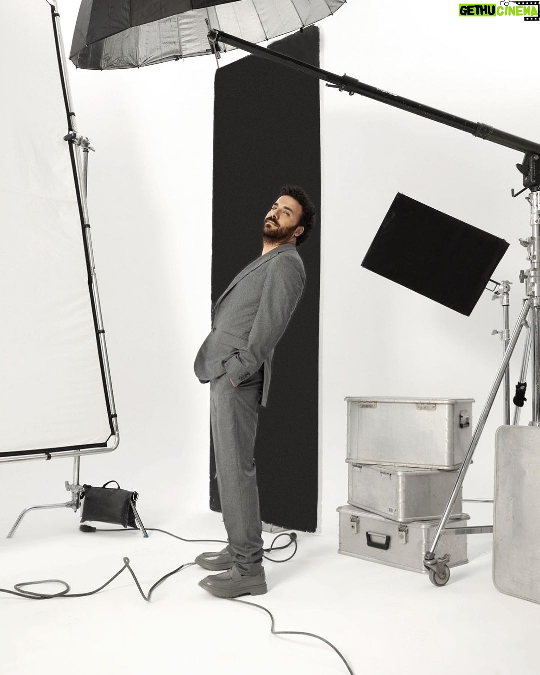 Hasan Can Kaya Instagram - Anlatıcılık, anlattığınız hikayenin ne olduğundan çok nasıl anlattığınızla ilgilidir. Özünde çok önemli ve büyük bir olayı çok sıkıcı anlatanları da tam tersine çok basit, anlatılmaya değer bulmadığınız bir olayı enfes anlatan insanları da görmüşsünüzdür. @hasancankayahck X @magnetquarterly Bu keyifli çekimin detaylarını görmek ve gerçekleştirdiğimiz röportajı okumak için profildeki linke tıklayın. Genel Yayın Yönetmeni/Editor of Chief: @iremsent & @selimcancelik Yayın Direktörü/Publishing Director: @ebubekir.elkatmis Fotoğraf/Photography: @onur_esiyok Fotoğraf Asistanları/Photography Assistants: @ramazansntrkk, @mary.syva Styling: @ernyuce Saç - Makyaj / Hair Make-Up: @onurbayramofficial Prodüksiyon/Production: @mugesarioglu Yapım: @nulookofficial @hackcreativeyapim İletişim: @bernaylafemiletisim #MagnetQuarterly #HasanCanKaya