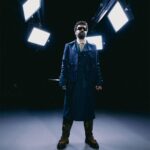 Hasan Can Kaya Instagram - “Çocukluğumdan beri filmciyim. Lisede setlerde çalışmaya başladım. Yıllar sonra senarist oldum. Sonra uzun yıllar senaristlikten geçimimi sağlayıp, eş zamanlı stand-up yapmaya başladım ve stand-up yıllar içinde gelişip çok iyi gidince, komedyenlik ana mesleğim oldu. Yani kameranın en arkasından başlayarak, sindire sindire en önüne geldim.” Hasan Can Kaya’nın “Genç bir insanın, takıntı derecesinde sevmesinin etkisiyle bir yola girmesi ve fonda değişen Türkiye’yi anlatıyor” diye tanımladığı filmi Çok Aşk 27 Ekim’de vizyonda, GQ HYPE röportajı GQ.COM.TR’de. Röportaj: @asliserefbosut Fotoğraf: @zobunus Yayınlar Direktörü: Özgür Atanur @ozguratanur Sanat Yönetmeni: Elif Alım @elifalm Fotoğraf Editörü: Müge Yorulmaz Güven @mugeyorulmazguven Fotoğraf ve Video: Emre Barut @zobunus Röportaj: Aslı Şeref Bosut @asliserefbosut Projeler Müdürü: Ruken Akbay Gürtaş @rukenakbay Proje Uzmanı: Neslişah Helvacı @neslisahhelvacii Prodüksiyon: Sena Yavuz @senayavuz__ Prodüksiyon Asistanı: İpek Demirci @ipekdemirci1 Fotoğraf ve Video Asistanları: Ahzab Günel @ahzabgunel Eren Çelik @erncelikkk Çağatay Çılgın @cagtyclgn Styling: Gözde Ekici @gozdeeekici Styling Asistanı: Damlasu tuğtekin @damlasutugtekin Hair Stylist: Doğukan Punar @dogukanpunar Make-up Artist : Burak Şener @buraksenerofficial