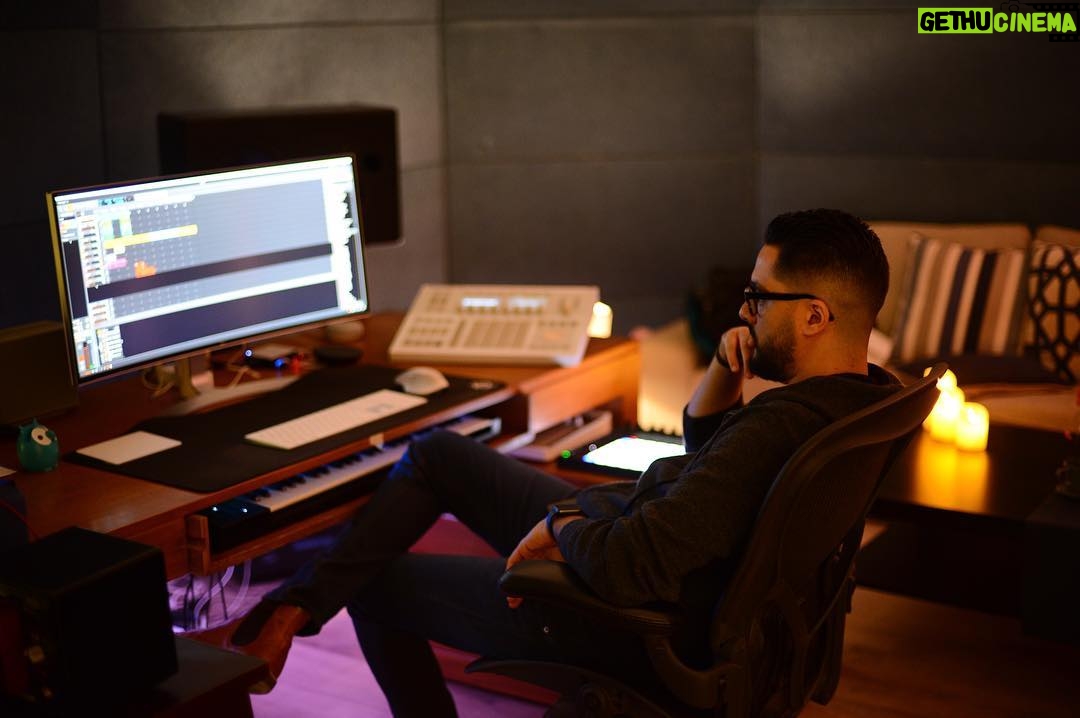 Hassan El Shafei Instagram - Listening to the colors of my music 🎵#music #work #magic