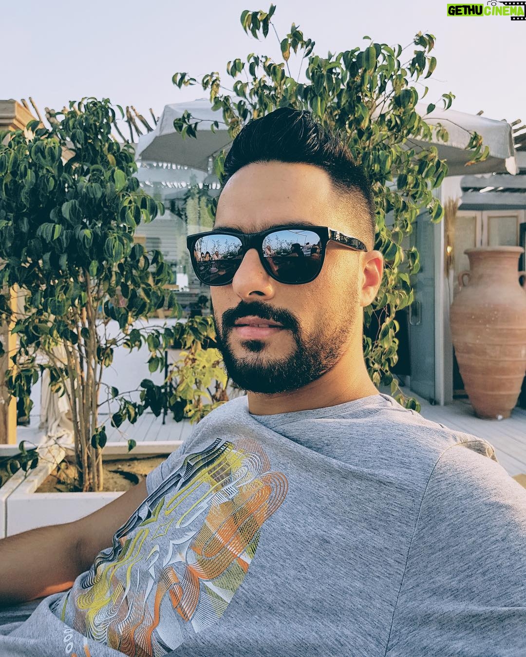 Hassan El Shafei - 48.9K Likes - Enjoy the sun before it goes down ☀️
#HassanElShafei #sun