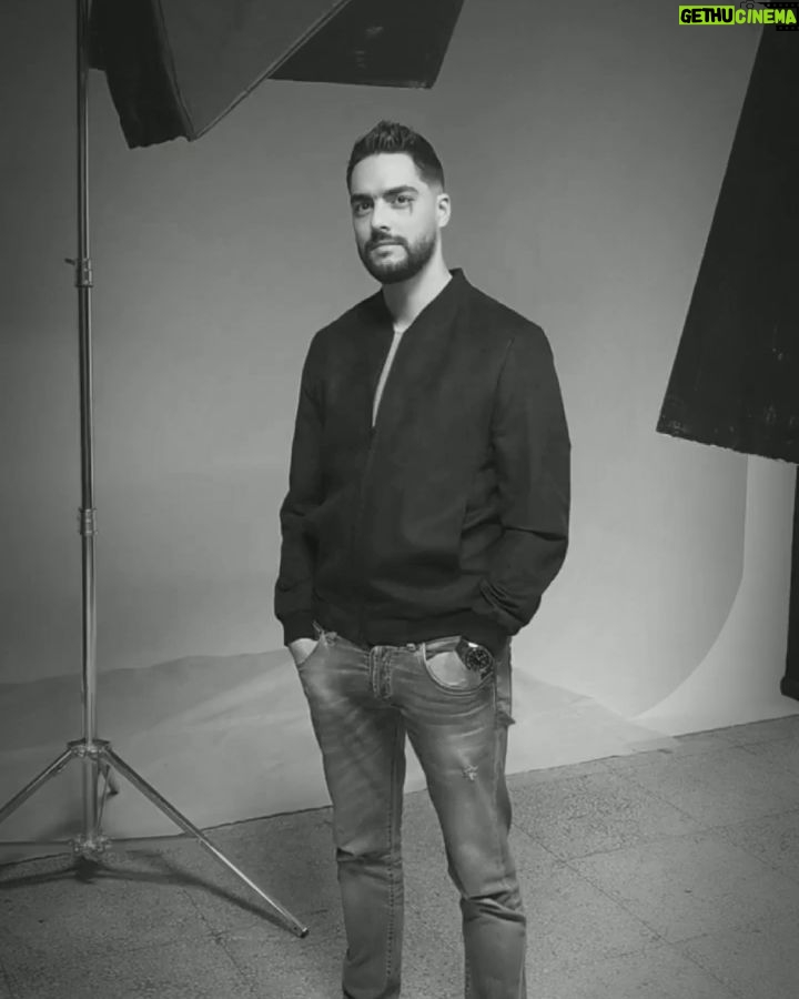 Hassan El Shafei Instagram - Sneak peek of #Qalby_Yohadethony photoshoot with @hanyadelofficial 📷 #قلبي_يحدثني #music #hassanelshafei #حسن_الشافعي