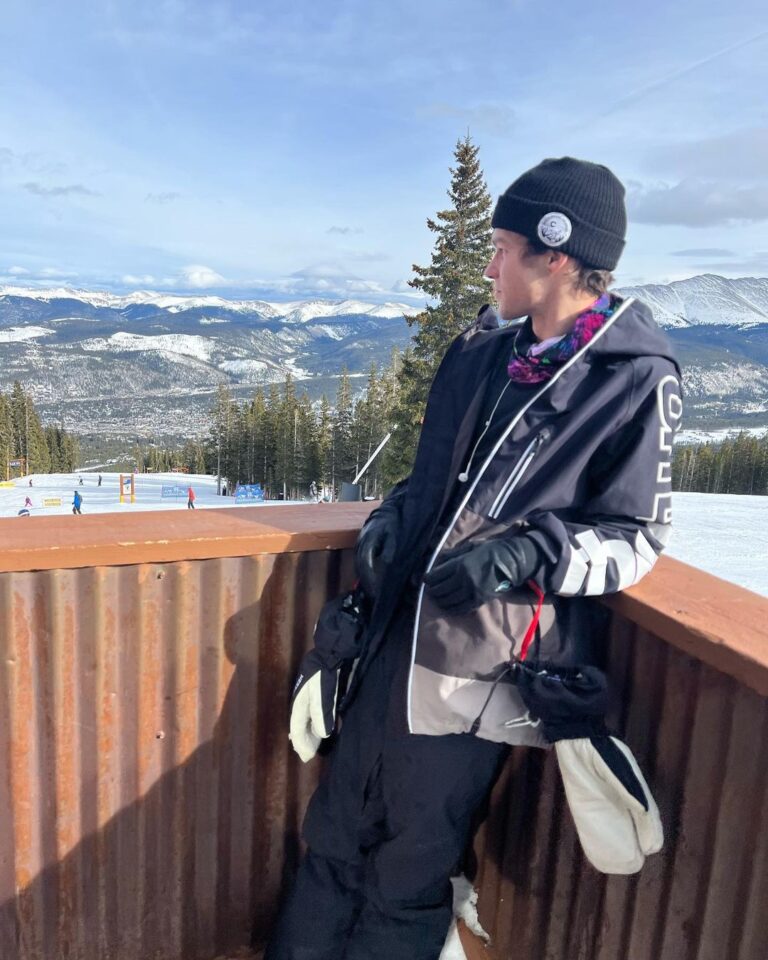Hayden Summerall Instagram - Breckenridge 2022 🏂 Happy holidays as well❤️❤️ Breckenridge, Colorado