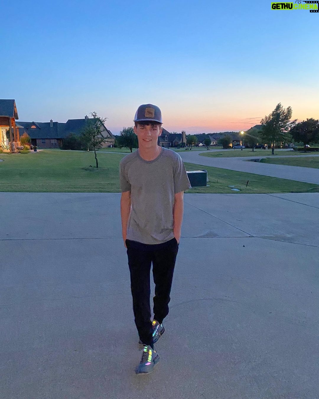 Hayden Summerall Instagram - i hope y’all have a good weekend❤️ i’m ready to get back to music! :) Dallas, Texas