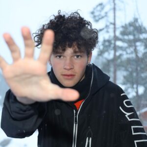 Hayden Summerall Instagram - snowboarding is honestly one of the most fun things to do with friends🏂