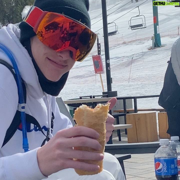 Hayden Summerall - 72.7K Likes - snowboarding is honestly one of the most fun things to do with friends🏂