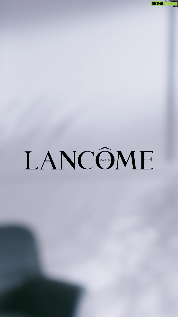 Hazal Kaya Instagram - 8 ay önce çekmiştik ne çok şey değişti bu çekimden sonra, ama cilt bakım rutinim hiç değişmedi 💜 @lancomeofficial #hcftripleserum
