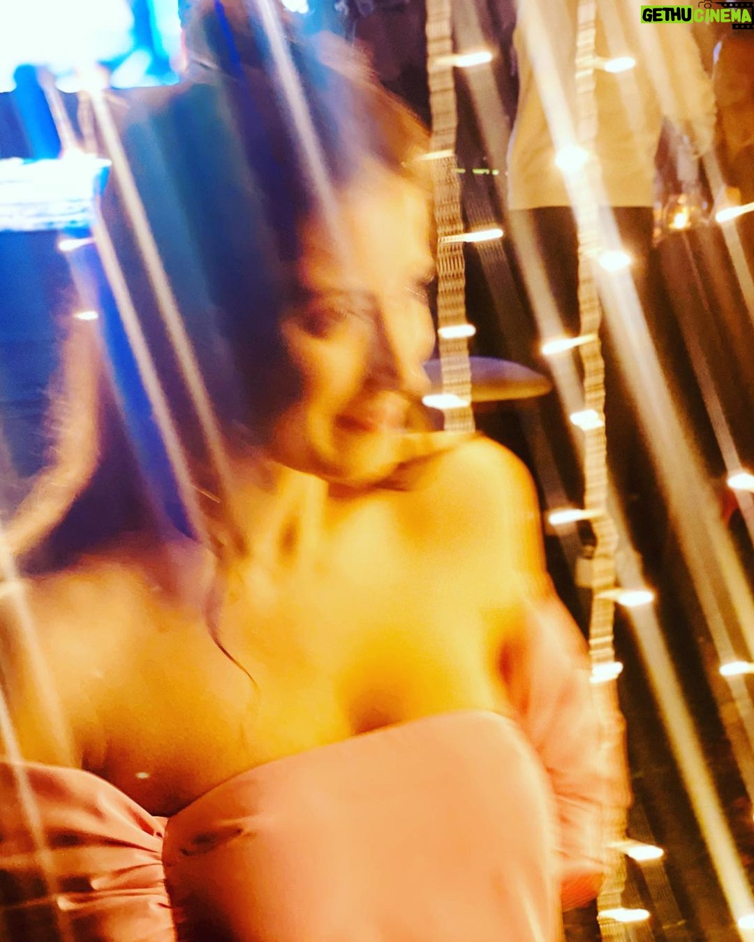 Hazal Kaya Instagram - Kızı düğün düğün gezdiriyorum 💃🏻 #umutmelisawedding