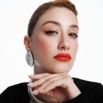 Hazal Kaya Instagram - Sabrımın sınırlarını zorlayan bireylere isimlerini hatırlamıyomuş gibi yapıp “şeycim” diye seslenirken böyle görünüyomuşum…