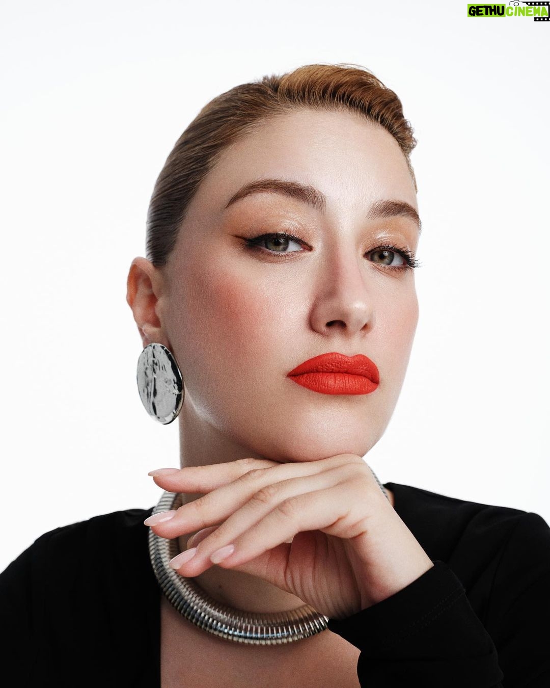 Hazal Kaya Instagram - Sabrımın sınırlarını zorlayan bireylere isimlerini hatırlamıyomuş gibi yapıp “şeycim” diye seslenirken böyle görünüyomuşum…