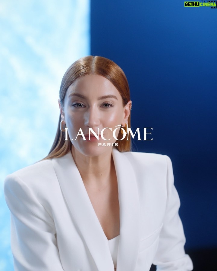 Hazal Kaya Instagram - En sevdiğim serumu merak ettiğinizi biliyorum, işte cildimin vazgeçilmezi: @lancomeofficial Advanced Genifique Onarıcı Serum 🤍 Siz de deneseniz neden vazgeçemediğimi çok iyi anlayacaksınız. #isbirligi