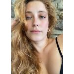 Hazal Kaya Instagram - Sizce ben “çok yorgunum abi deli gibi tatil yapıp bütün kış yatıcam!” diyip asla tatile gidemeden diziye başlamış mıyımdır? #tutarlarsatutarlıyım #banaişkolikdiyebilirmiyiz #senaryoçoktatlıydınapim