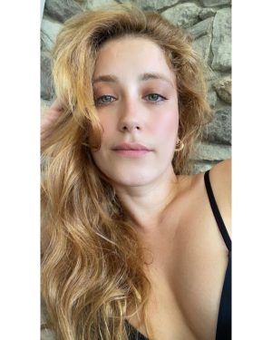 Hazal Kaya Instagram - Sizce ben “çok yorgunum abi deli gibi tatil yapıp bütün kış yatıcam!” diyip asla tatile gidemeden diziye başlamış mıyımdır? 
#tutarlarsatutarlıyım #banaişkolikdiyebilirmiyiz #senaryoçoktatlıydınapim