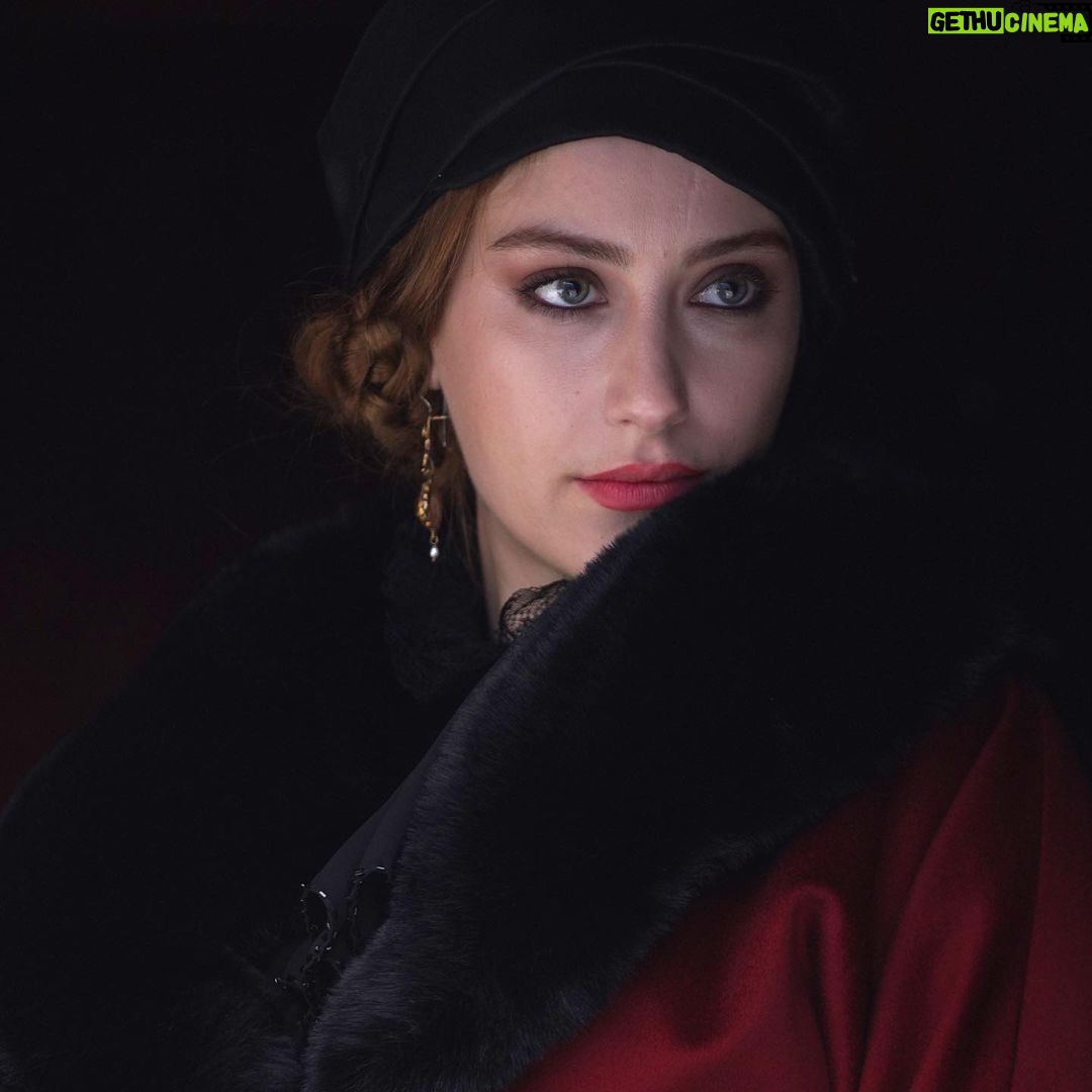 Hazal Kaya Instagram - Rüya gibi,ödül gibi bir setin son günüydü bugün.Başa sarıp tekrar yaşamak isteyeceği kaç seti olur bir oyuncunun bilmiyorum.Hem işe hem de birbirine böyle özenle,hassasiyetle yaklaşan koca bir set dolusu insanı ancak sen bir araya getirebilirdin @emrecsahin Esra’yı bana emanet ettiğin için çok teşekkür ederim!Canım @selahattinpasali @yaseminszawlowski #tansubicer @mr.jameschalmers !Çok seviyorum! İyi ki ❤️ kamera arkası ve önündeki canım ekip!hemen kavuşmak üzere!!! @karga7pictures Today was the last day of a dreamlike, almost reward-like set for us. I don’t know how many sets one would get to be a part of as an actor/actress, which they’d like to rewind and relive over and over again. @emrecsahin only you could bring such caring and exquisite people together, both towards their work and each other. Thank you so much for letting me take Esra by the hand! My darlings @selahattinpasali @yaseminszawlowski #tansubicer @mr.jameschalmers love you all so much! Dearest crew on and off screen, see you all very soon! @karga7pictures #midnightattheperapalace