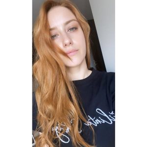 Hazal Kaya Instagram - Oldum olası saçlarımla oynamaya bayılırım!Annemin tabiriyle yolunmuş tavuk modelinden -ki insan animelere özenebilir bence- ilk işimi almama sebep olan -bu sefer de Pocahontas’a özendiğim- simsiyah ve upuzun saçlara,denemediğim çok az model ve renk kalmıştır heralde.Pera palas gibi sıradışı bir işe başlarken de -öff izlemek için de izlemeniz için de deli gibi sabırsızlanıyorum!- radikal bir değişiklik yapalım da caanım Esramın ruhuna uygun olsun dedik.Şimdi esas meseleye geleyim.Bugüne kadar sana bu tonlar çok yakışır diye fotoğrafta gördüğünüz renkten ve tonlarından bana bahsetmemiş olan bütün arkadaşlarıma teessüf ediyorum,hepinize yazıklar olsun!Engeli basıyorum!! Unuttuklarım kendini hatırlatsın.... @ibrahimzengin gözüne, yeteneğine edecek laf bulamıyorum artık 🧡 
#letstalkabouthairbaby 
#crazyaboutthatirishred 
#thisishowtheycallit