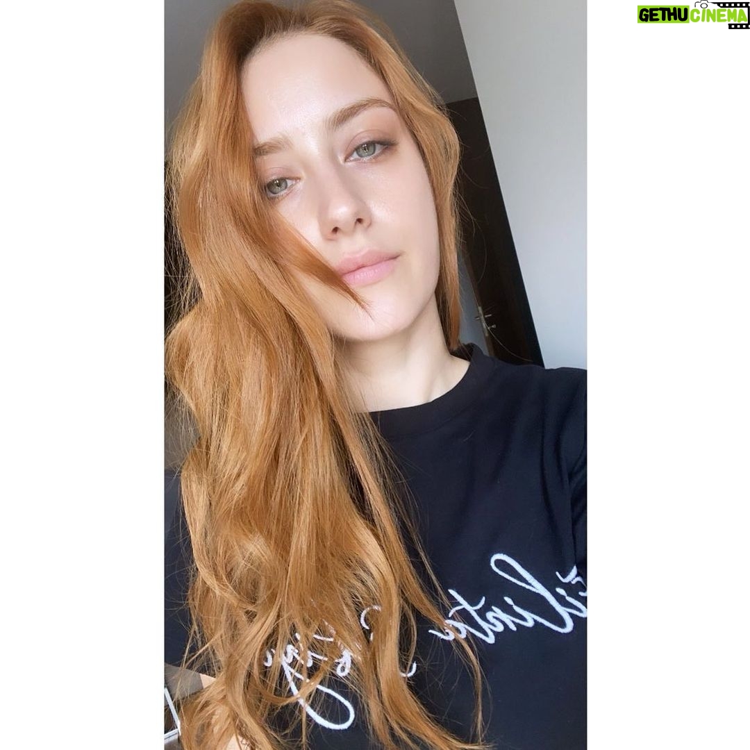 Hazal Kaya - 734.9K Likes - Oldum olası saçlarımla oynamaya bayılırım!Annemin tabiriyle yolunmuş tavuk modelinden -ki insan animelere özenebilir bence- ilk işimi almama sebep olan -bu sefer de Pocahontas’a özendiğim- simsiyah ve upuzun saçlara,denemediğim çok az model ve renk kalmıştır heralde.Pera palas gibi sıradışı bir işe başlarken de -öff izlemek için de izlemeniz için de deli gibi sabırsızlanıyorum!- radikal bir değişiklik yapalım da caanım Esramın ruhuna uygun olsun dedik.Şimdi esas meseleye geleyim.Bugüne kadar sana bu tonlar çok yakışır diye fotoğrafta gördüğünüz renkten ve tonlarından bana bahsetmemiş olan bütün arkadaşlarıma teessüf ediyorum,hepinize yazıklar olsun!Engeli basıyorum!! Unuttuklarım kendini hatırlatsın.... @ibrahimzengin gözüne, yeteneğine edecek laf bulamıyorum artık 🧡
#letstalkabouthairbaby
#crazyaboutthatirishred
#thisishowtheycallit