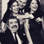 Hazal Kaya Instagram - Dünden beri bu fotoğrafa bakıp duruyorum.Ufacıktım.Çok zor geliyordu bir sürü şey,keyfini çıkarabileceklerimin çoğunu kaçırdım galiba bu yüzden..Neler öğrendim,çok zorlandım,yoruldum ama hep çok sevdim.Sadece fotoğraftaki şahanelikleri değil,oraya ait herkesi ve her şeyi.Çok da eğlendik bu arada fotoğrafta görüldüğü üzere 🥲Baktıkça özlüyorum o zamanı.İyi ki bir araya gelmişiz!Sizsiz olmazmış ❤️ @selcukyontem @kivanctatlitug @berenn_saat @hilalsaral @nebahatcehre @zerrintekindor @ilkerkizmaz @karacakayaaa @akbulutbaran @pelinermis @eclipsnf @eceyorenc @melekgencoglu
