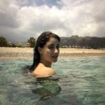 Hazal Kaya Instagram - Bu fotoğraf bizim hayati kararlar aldığımız,oğlanın cinsiyetini öğrendiğimiz,aile tarihimizde acayip önemli bi yeri olan gizli cennetimizde çekildi 🌸 Ali muhtemelen güneşleniyo bu sırada,Muh tuhaf deniz gözlüğüyle balıkları izliyo,Gökçe’yle ben de suda her zamanki gibi şahane sohbetteyiz...Bisiklete binme planı yapmışız akşam için,belki dondurma bile yeriz...Çok seviyorum bu fotoğrafı,güzel anlara kaçıyorum sayesinde,çok iyi geliyo...Burda dursun dedim 🤍 Heaven is a Place on Earth