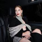 Hazal Kaya Instagram - Bu bedenle ve bu ruhla özgür,rahat hatta konforlu,mutlu ve memnun olabilmeyi şöyle ucundan tattığım bi dönemde kutluyorum doğum günümü.Bana atfedilen,üstüme aldığım bütün etiketlerden hoooop diye sıyrılıp “hazal hanım nasılsınız,ne istersiniz” diye saygıyla yaklaşmayı,çocuklarıma duyduğum şefkati kendime duymaktan çekinmemeyi öğreniyorum.Adhd,depresyon,panik atak ve bütün mental durumlar vardır ve bu kimseyi tanımlamaz demeyi öğreniyorum.Neyse ki en sevdiğim şey öğrencilik.Bu sene “oh beee” dediğim o sene olacak.Vaziyet alın! Bütün doğum günü mesajlarınız,iyi dilekleriniz için çoook teşekkür ederim.Bu sene hep birlikte çok eğlenicez 💃🏻
