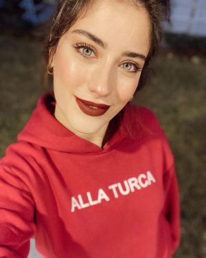 Hazal Kaya Instagram - Bordo rujumu sürdüm seni bekliyorum 2021❣️ Rica ediyorum bize iyi davran...Bak rica ediyorum 🤌 #2021benice #pleasebenice #wedeservebetter