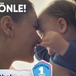 Hazal Kaya Instagram - Bepanthol Baby ailesiyle çooook mutlu bir yolculuğa çıktık! Canım sevgilimle birlikte ilk defa,en sevdiğimiz şarkılardan birini söylemek şimdiden bu yolculuğu unutulmaz hale getirdi benim için.🥹@bepantholbabyturkiye 🩵 Nice unutulmaz anılara! Siz de Bepanthol Baby ile pişiği beklemeyin,önleyin! 🩵 #işbirliği