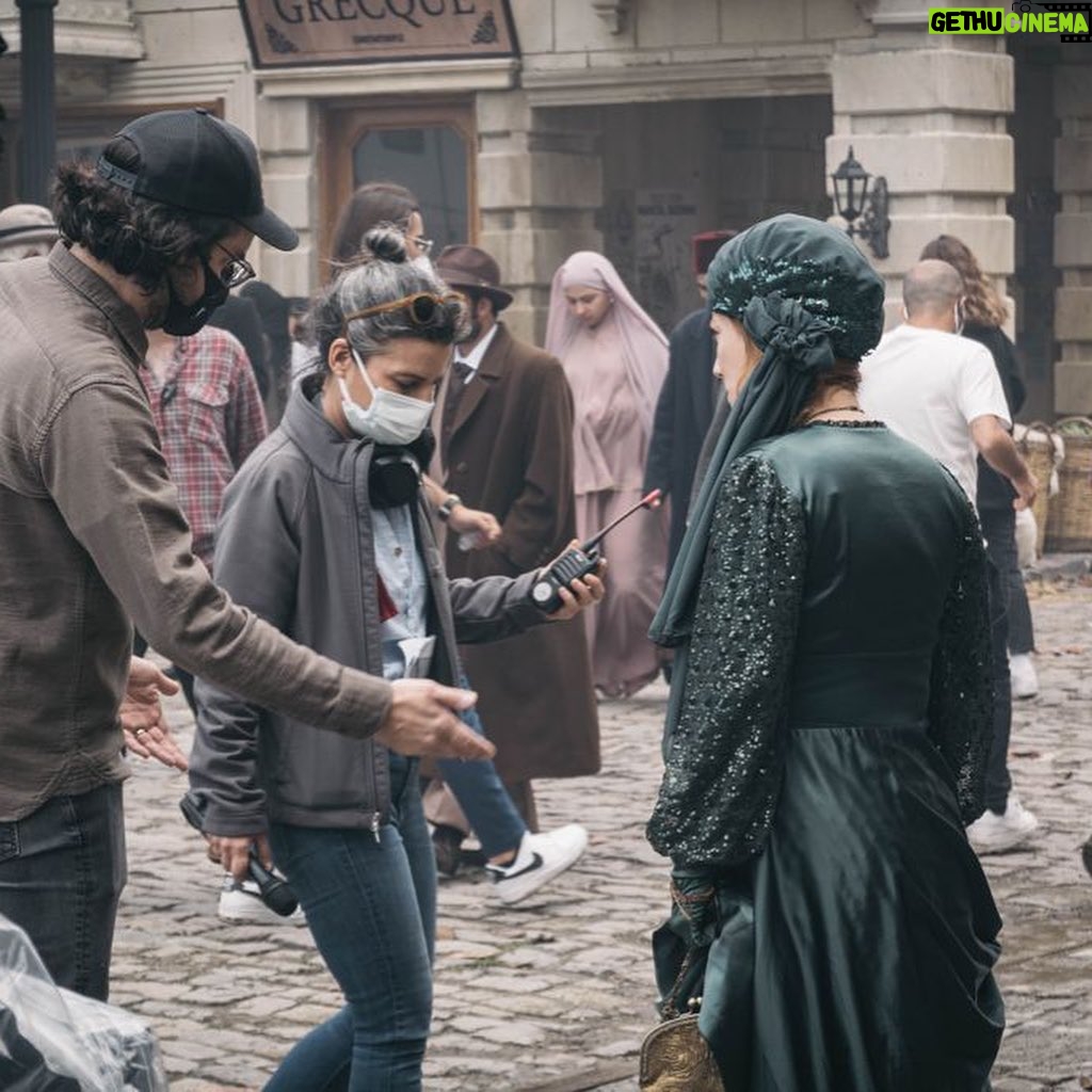 Hazal Kaya Instagram - Rüya gibi,ödül gibi bir setin son günüydü bugün.Başa sarıp tekrar yaşamak isteyeceği kaç seti olur bir oyuncunun bilmiyorum.Hem işe hem de birbirine böyle özenle,hassasiyetle yaklaşan koca bir set dolusu insanı ancak sen bir araya getirebilirdin @emrecsahin Esra’yı bana emanet ettiğin için çok teşekkür ederim!Canım @selahattinpasali @yaseminszawlowski #tansubicer @mr.jameschalmers !Çok seviyorum! İyi ki ❤️ kamera arkası ve önündeki canım ekip!hemen kavuşmak üzere!!! @karga7pictures Today was the last day of a dreamlike, almost reward-like set for us. I don’t know how many sets one would get to be a part of as an actor/actress, which they’d like to rewind and relive over and over again. @emrecsahin only you could bring such caring and exquisite people together, both towards their work and each other. Thank you so much for letting me take Esra by the hand! My darlings @selahattinpasali @yaseminszawlowski #tansubicer @mr.jameschalmers love you all so much! Dearest crew on and off screen, see you all very soon! @karga7pictures #midnightattheperapalace